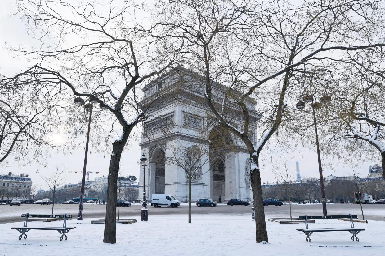 La dernière fois qu’il avait neigé à Paris, c’était il y a trois ans, comme le montre cette photo de l’Arc de Triomphe pris en février 2021.