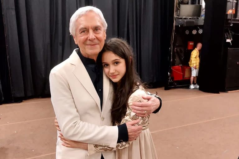 John Neumeier y la joven bailarina argentina Azul Ardizzone, detrás del telón, después de la función del domingo de 