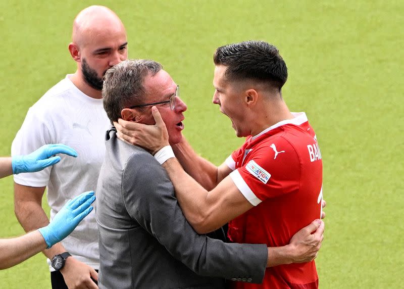 Foto del viernes del jugador de Austria Christoph Baumgartner celebrando con el DT Ralf Rangnick tras marcar ante Polonia