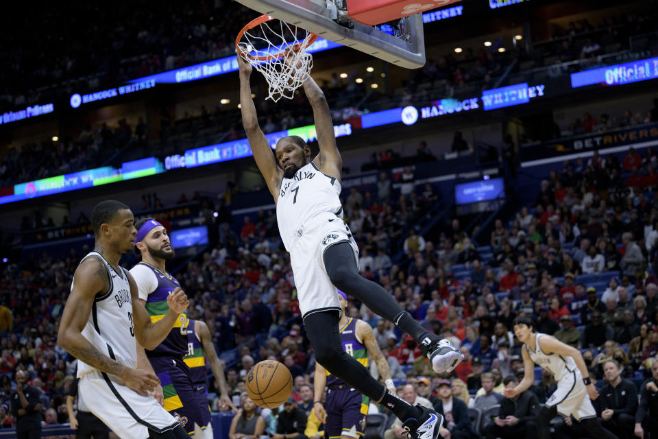 El jugador de los Nets de Brooklyn Kevin Durant (7) anota un mate en la primera mitad del juego de la NBA contra los Pelicans de Nueva Orleans, el 6 de enero de 2023, en Nueva Orleans. (AP Foto/Matthew Hinton)