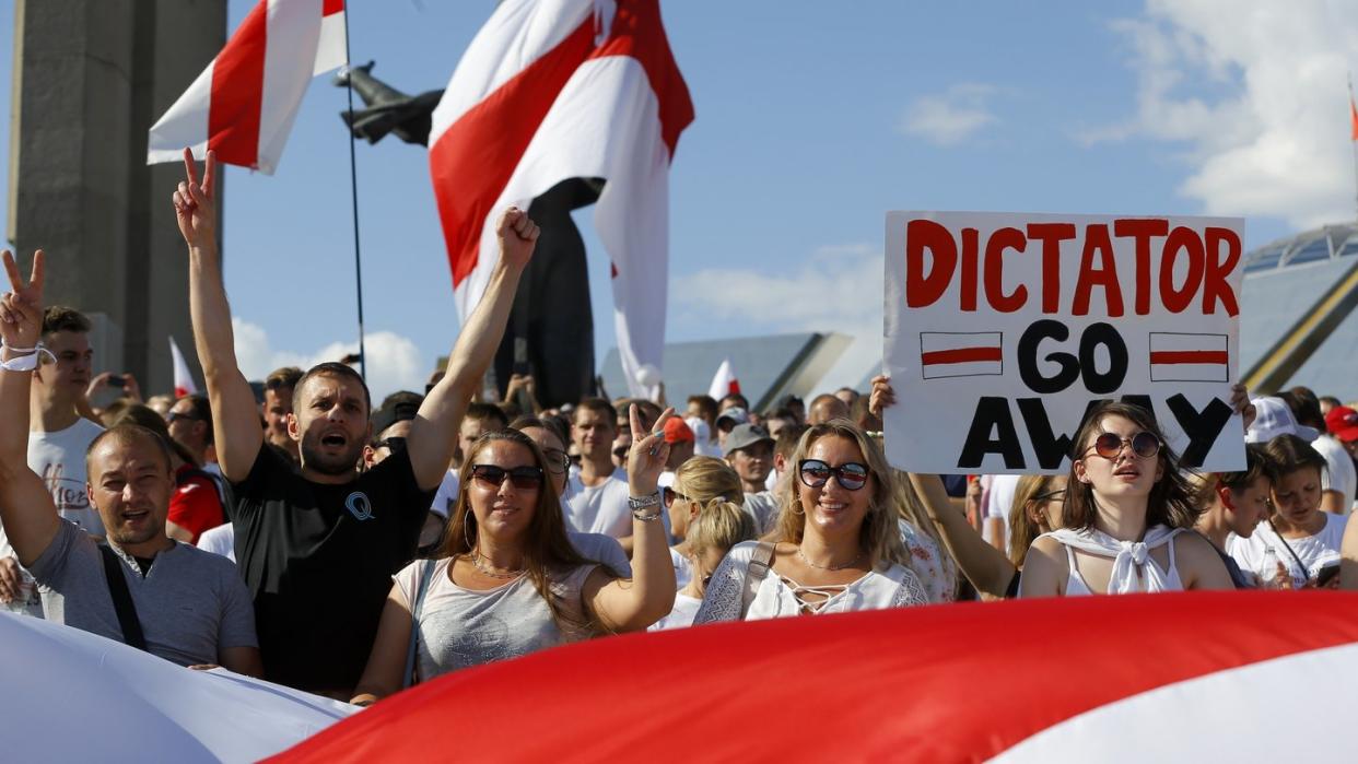 Demonstranten der belarussischen Opposition protestieren gegen die mutmaßlich gefälschte Wiederwahl von Präsident Lukaschenko.