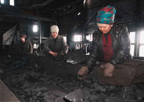 <p>Until 1970, three quarters of Ukrainian electricity was generated by coal-fired thermal power plants. The “Energy Strategy of Ukraine” plans an increase of indigenous coal extraction, in order to secure the country’s energy supply.</p><p><b>Ukraine: 33873MT 3.9% of total world reserves</b></p><p>(Photo: Getty Images)</p>