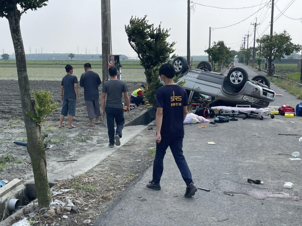 雲林縣水林鄉27日發生重大車禍，2部轎車在農路十字路口相撞，林女駕駛的車子翻車，車內2名青少年摔出車外當場死亡。（民眾提供）