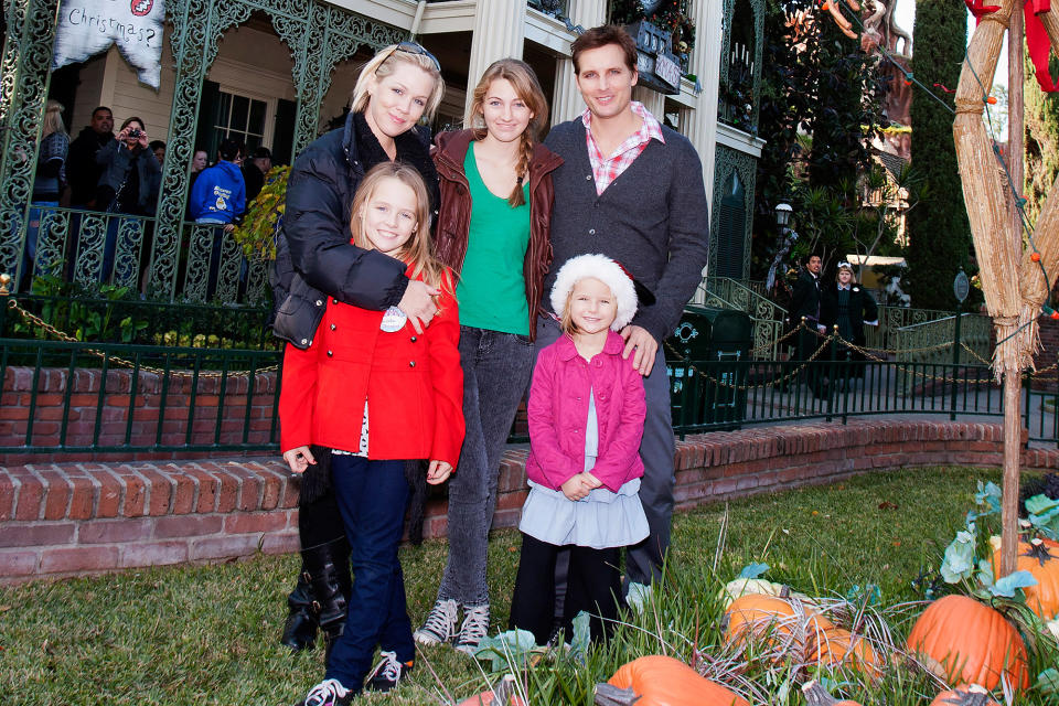 Jennie Garth and Peter Facinelli pose with daughters Lola Ray, Luca Bella, and Fiona Eve in 2011