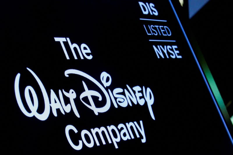 Layar yang menampilkan logo dan simbol ticker The Walt Disney Company.