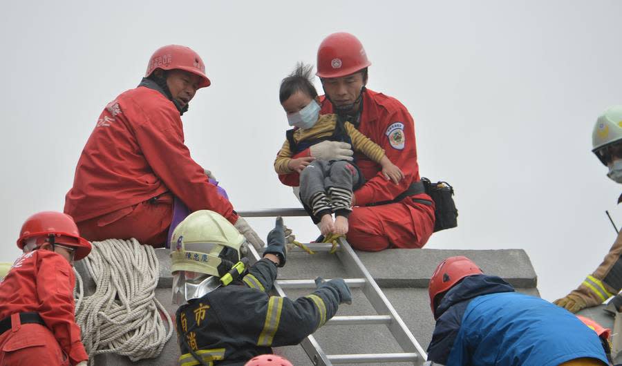 17 Photos Of Rescue Workers Saving Lives Following Massive Earthquake in Taiwan