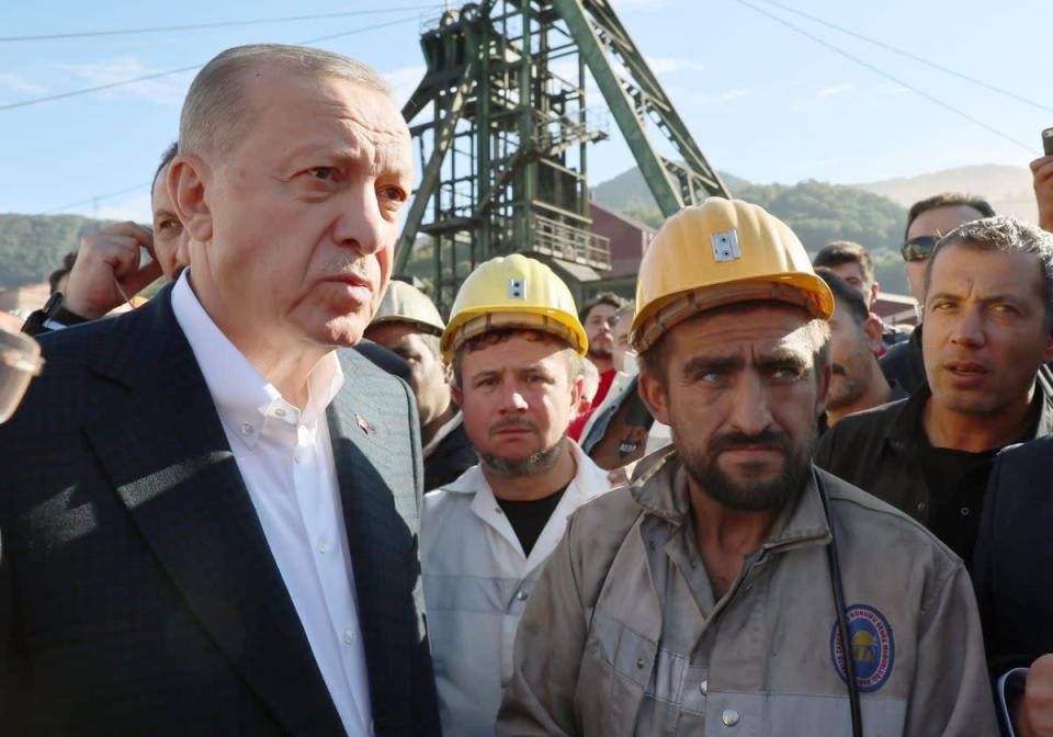 El presidente turco, Recep Tayyip Erdogan, se reúne con mineros en el lugar de la explosión mortal (Oficina de Prensa de la Presidencia)