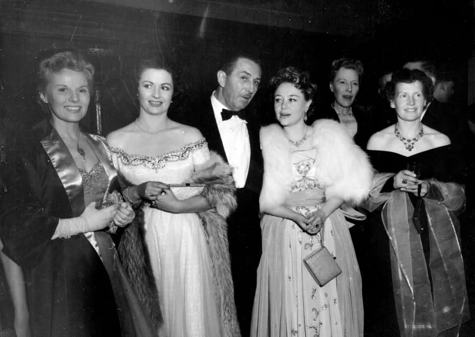 Walt Disney, Mitte, mit den Schauspielerinnen Ann Todd, dem Bühnen-Peter Pan von 1942; Margaret Lockwood, die ihn 1949 spielte, und Glynis Johns, die ihn 1943 verkörperte. (Daily Mail Contract Picture).