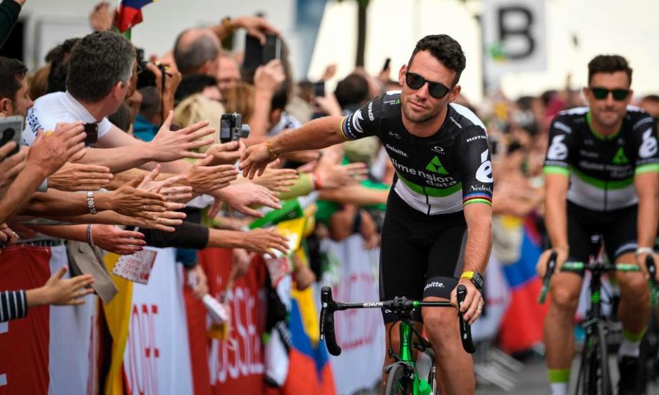 Mark Cavendish high-fives fans in Düsseldorf