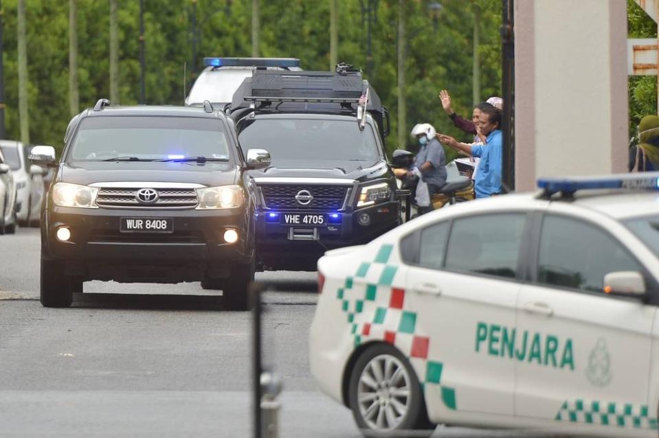 An SUV accompanied by the police and the Prisons Department carrying former prime minister Datuk Seri Najib Razak arrives at Kuala Lumpur High Court, September 28, 2022. — Picture by Shafwan Zaidon