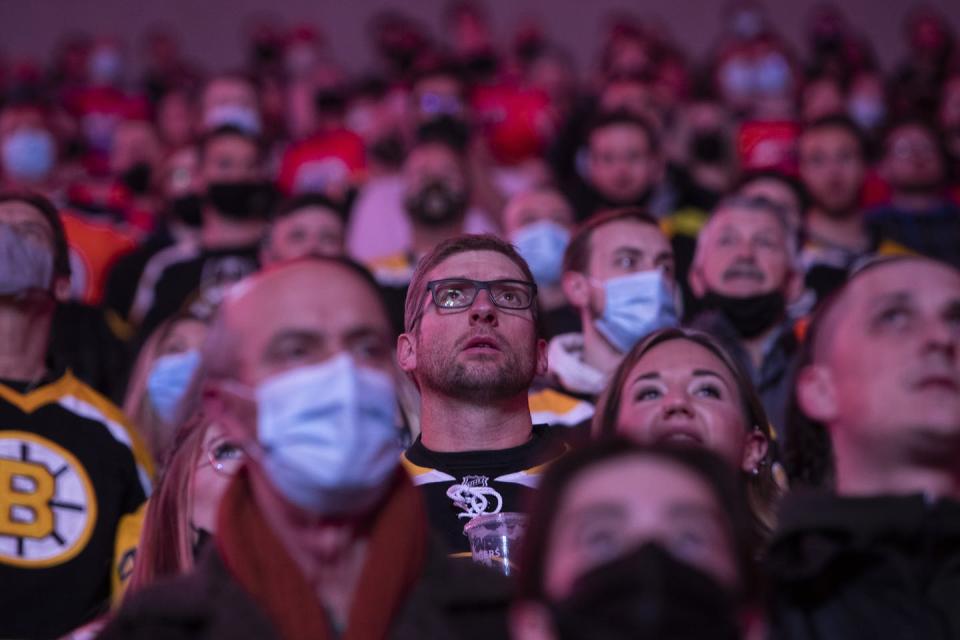 <span class="caption">Some hockey fans wear masks while others do not as the Boston Bruins take on the Edmonton Oilers in Edmonton, Alta., in December 2021.</span> <span class="attribution"><span class="source">THE CANADIAN PRESS/Amber Bracken</span></span>