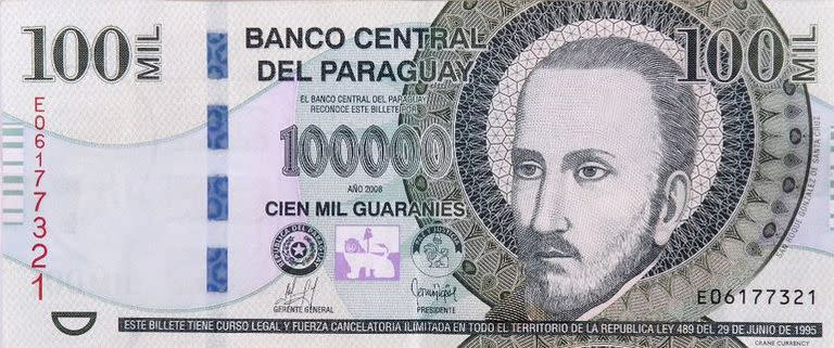 Billete de 100.000 guaraníes, con la imagen del santo jesuita Roque González de Santa Cruz. Se lanzó en 1998. El BCP no tuvo que volver a emitir billetes de mayor denominación porque logró domar a la inflación.