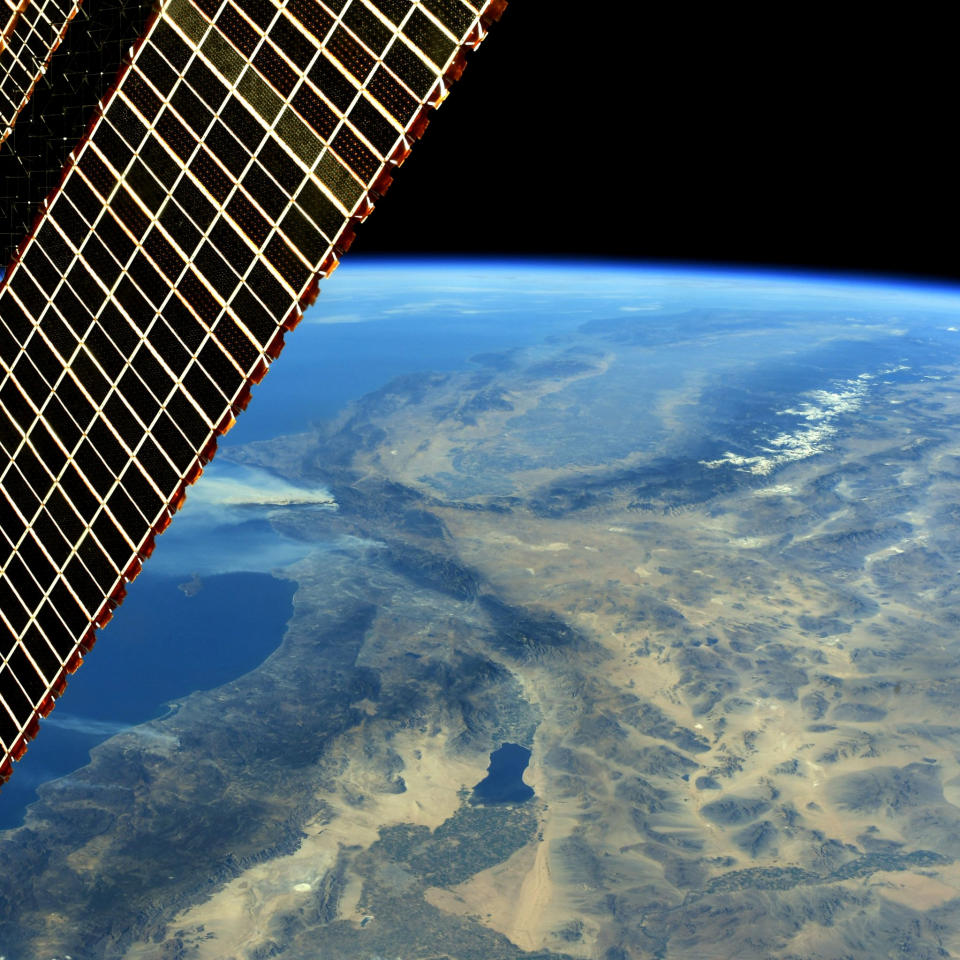 <p>A photo taken from the International Space Station and moved on social media by astronaut Randy Bresnik shows smoke rising from wildfire burning in Southern California, Dec. 6, 2017. (Photo: @AstroKomrade/NASA/Handout via Reuters) </p>