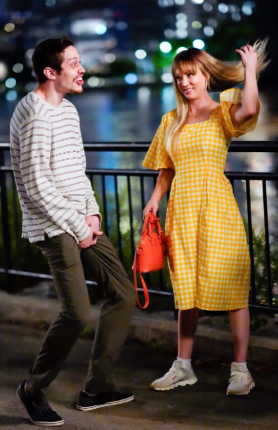 Kaley Cuoco y Pete Davidson rodando una escena nocturna