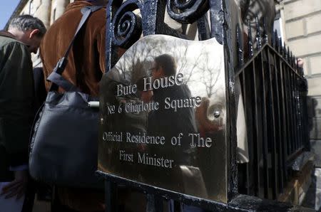 Journalists wait to enter Bute House, the official residence of Scotland's First Minister Nicola Sturgeon, to hear her demand a new independence referendum to be held in late 2018 or early 2019, once the terms of Britain's exit from the European Union have become clearer, in Edinburgh, Scotland, Britain March 13, 2017. REUTERS/Russell Cheyne