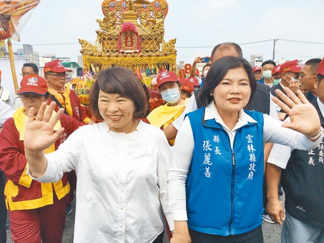 嘉義市長黃敏惠（左）與雲林縣長張麗善（右）一同扶駕拱範宮、城隍廟大天后宮媽祖遶境。（廖素慧攝）