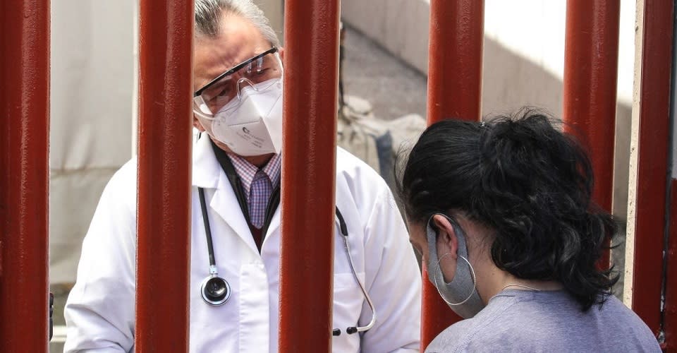 Médico en Hospital atendiendo a familiar de paciente COVID-19