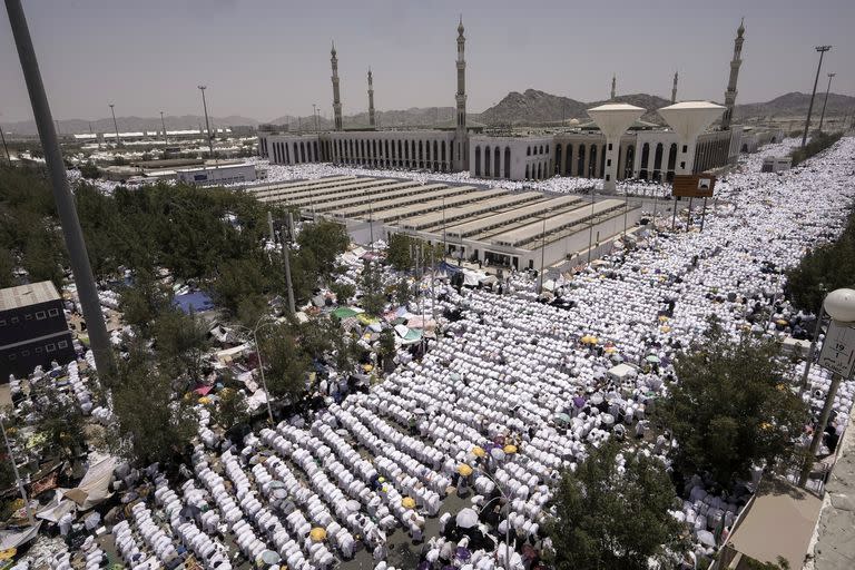 Peregrinos musulmanes rezan en el exterior de la mezquita de Namira, en Arafat, en el segundo día de la peregrinación anual del haj, cerca de la ciudad santa de La Meca, Arabia Saudí, el 28 de junio de 2023. (AP Foto/Amr Nabil)