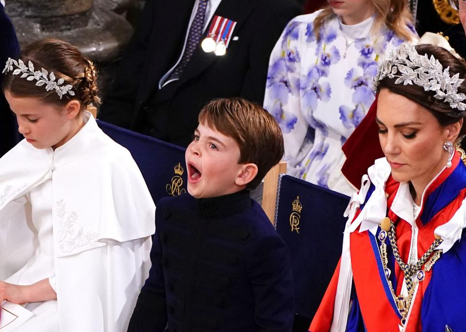 路易王子（中）在爺爺查爾斯三世的加冕典禮上打哈欠，再次創造經典「表情包」。（路透社）