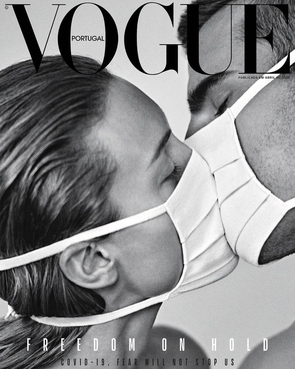 葡萄牙版《VOGUE》最近發布的4月號封面，由模特兒夫妻戴著口罩親吻，來凸顯防疫的重要性。（翻攝IG vogueportugal）