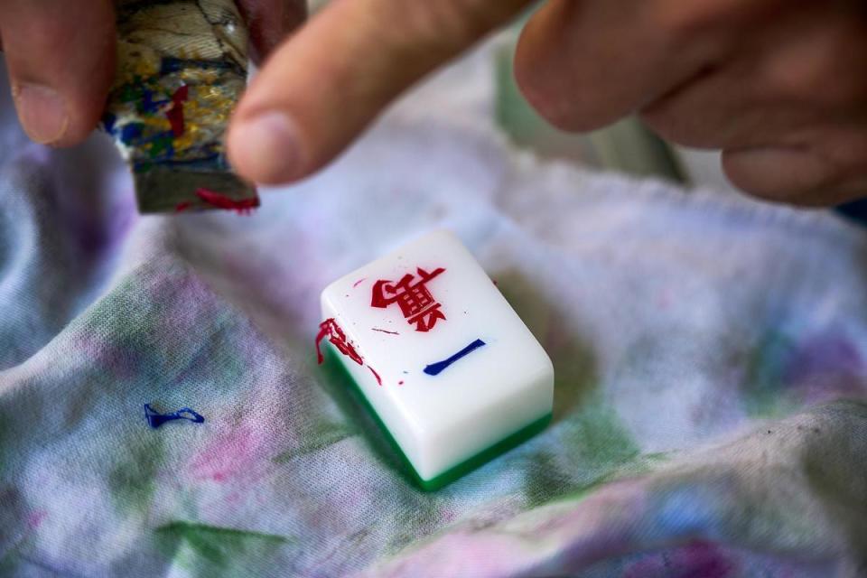 每顆麻將都是師傅雕刻上色，也是全世界僅存少數仍以手工製作的麻將牌。（香港旅遊發展局提供）