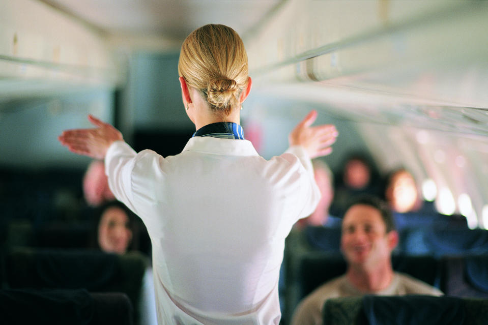 Expertos creen que los pasajeros deberían preocuparse menos por dónde se sientan y más por atender a las instrucciones de seguridad. Foto: Getty Images