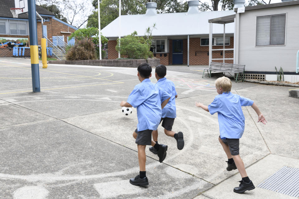 Un estudio cuantifica en tiempo las tareas que han de realizar los padres para preparar a los hijos para el colegio y el resultado se que hacen una jornada extra a la semana. (Foto: Getty Images)