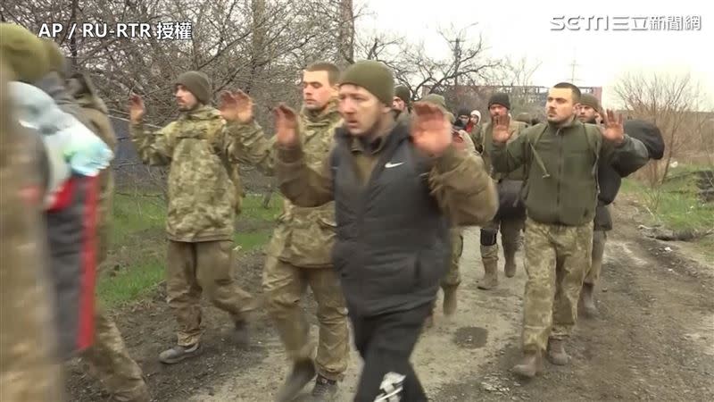 投降的烏軍士兵正配合俄軍的指揮行動。（圖／AP / RU-RTR 授權）