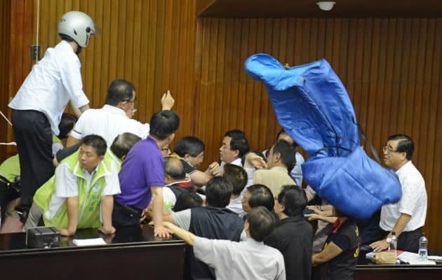 Big fight erupt in Taiwan parliament. (AFP photo)