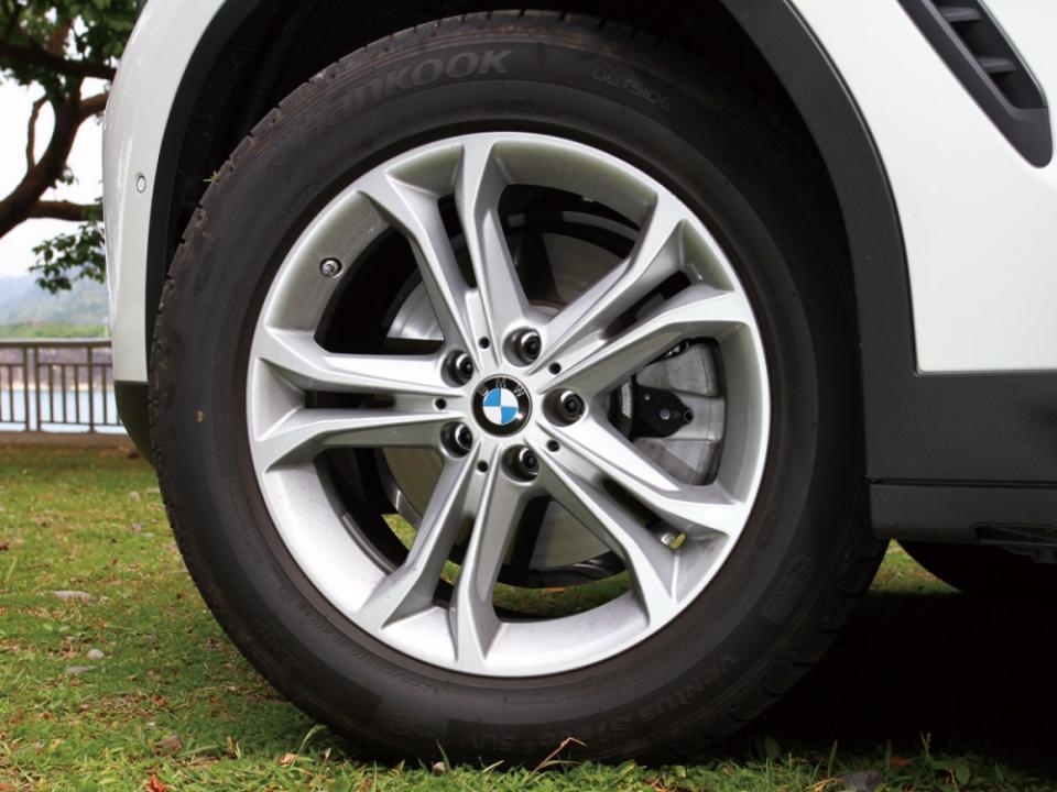 腳下踩著18吋輪圈，配置失壓續跑胎，令韻律感十足的車身線條亦有著絕佳的安全感。