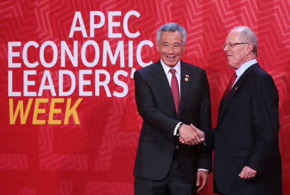 Prime Minister Lee Hsien Loong (L) and Peru's President Pedro Pablo Kuczynski shake hands at the 2016 Asia-Pacific Economic Cooperation summit. Photo: Mikhail Metzel/TASS 