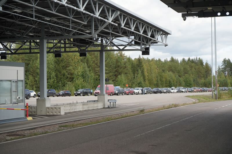 Cars queue to enter Finland from Russia