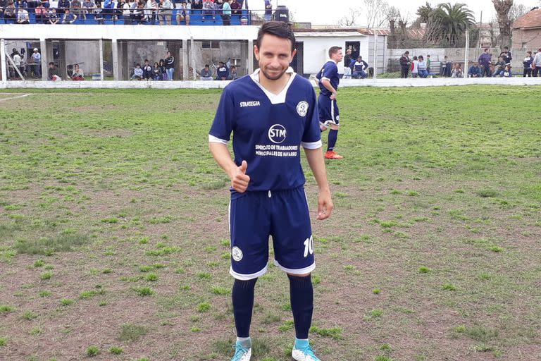 Diego Armando Barrado con la camiseta número 10 de Escuela de Fútbol Infantil de Navarro