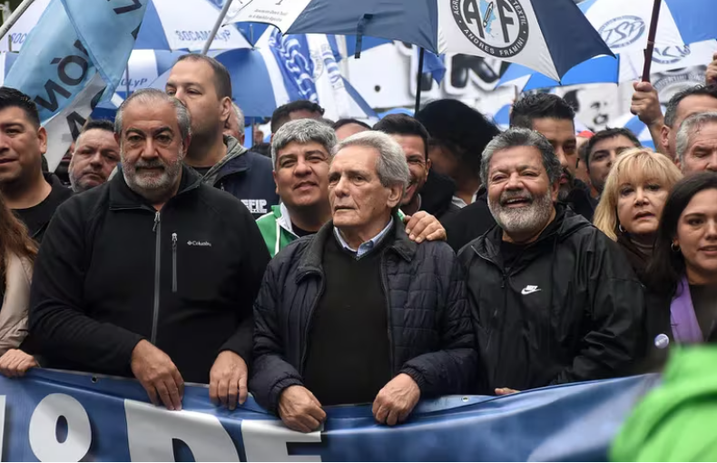 En el último 1° de Mayo, Héctor Daer (primero desde la izq) tuvo que aclarar que no había pactado con el gobierno el recorte a la reforma laboral en la ley Bases