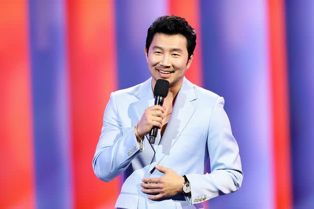 Simu Liu s'exprime sur scène lors des People's Choice Awards 2024 qui se tiennent au Barker Hangar le 18 février à Santa Monica, en Californie. 