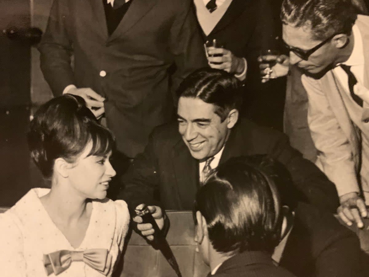 Astrud Gilberto surrounded by reporters (Marcelo Gilberto)