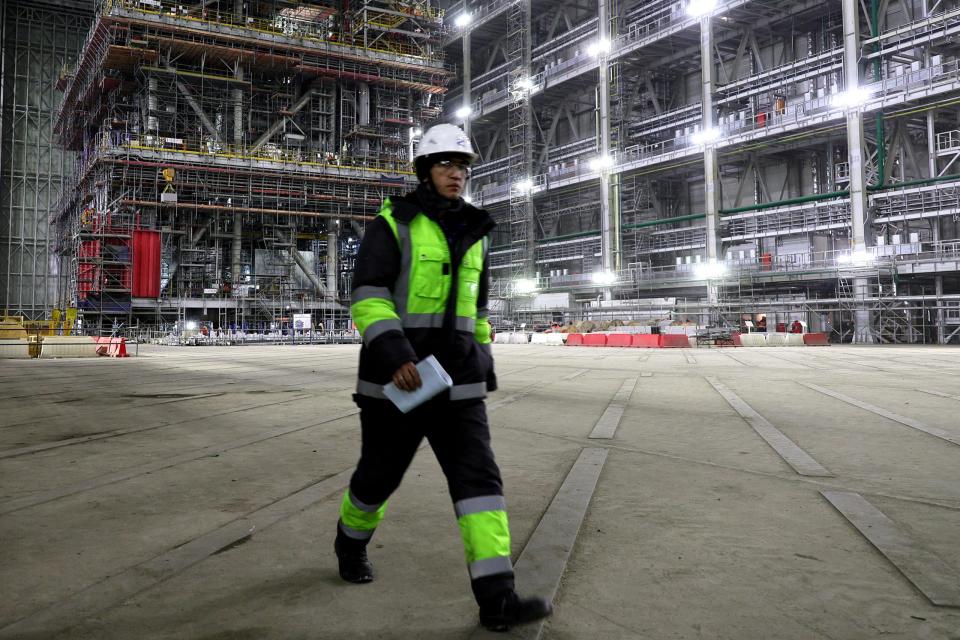 Ein Arbeiter in einer russischen LNG-Fabrik. Russlands Erdgas ist auf dem globalen Markt weiter beliebt. - Copyright: picture alliance/dpa/TASS/Vladimir Smirnov