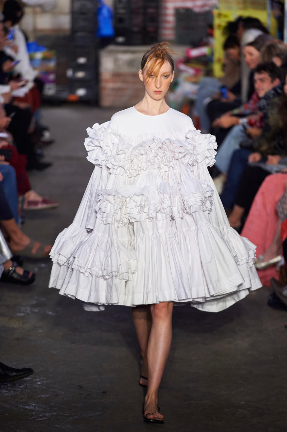 <p>Bei Molly Goddard sorgte dieser Look für besondere Aufmerksamkeit. Ein weißes Babydoll-Kleid mit mehreren Lagen aus Rüschen-Volants. Ob dieser Style sich auf der Straße durchsetzen wird, ist allerdings fraglich. Völlig verrückt ist er allemal. (Bild: Getty Images) </p>