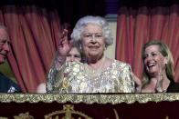 <p>Das Konzert bildete den krönenden Abschluss des 92. Geburtstags von Queen Elizabeth II. Im Juni darf die Königin dann auch in aller Öffentlichkeit auf einer festlichen Parade bejubelt werden. Die Großveranstaltung findet traditionell erst später statt. Der Grund: bessere Wetteraussichten als im April. (Bild: Andrew Parsons/Pool via AP Photo) </p>