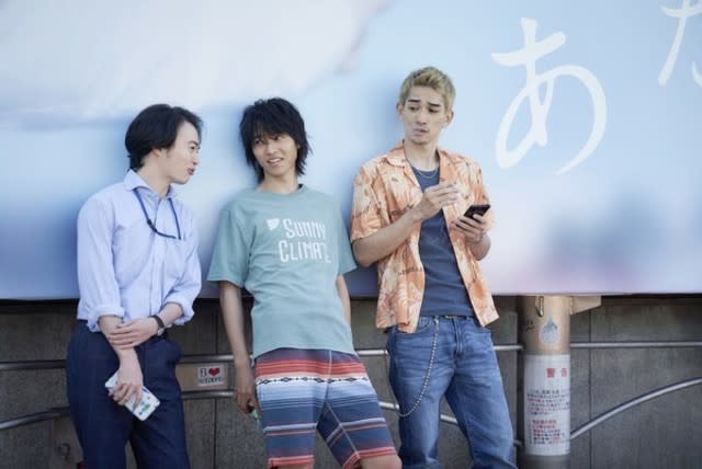 町田啟太（右1）在《今際之國的闖關者》中飾演配角。(Netflix提供)