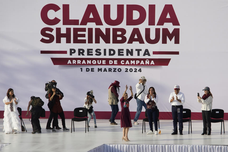 La candidata presidencial Claudia Sheinbaum saluda en el acto inaugural de su campaña en la plaza del Zócalo, el viernes 1 de marzo de 2024, en la Ciudad de México. Las elecciones presidenciales están previstas para el 2 de junio. (AP Foto/Áurea de Rosario)