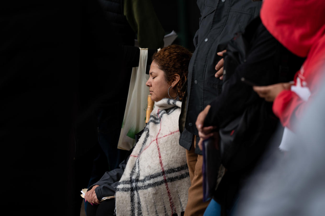 Migrantes que esperan solicitar asilo hacen fila afuera de un tribunal federal en Manhattan, el 26 de octubre de 2022. (Mostafa Bassim/The New York Times)
