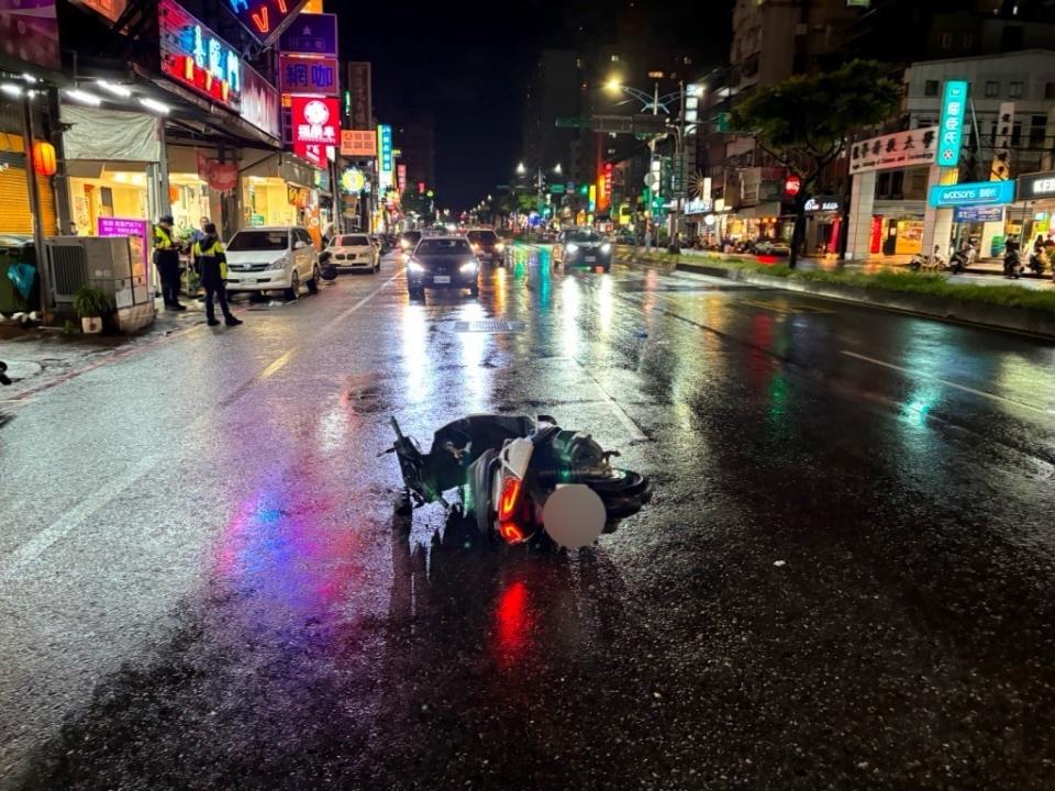 桃園市龜山區20日發生死亡車禍，黃女遭貨車輾壓、陳男多處擦傷，黃女送醫急救仍宣告不治。（翻攝照片／中央社）