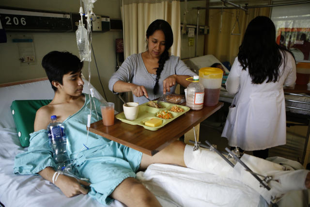 Un joven de 13 años se recuperan de sus heridas en el hospital Magdalena de las Salinas, acompañado por su madre, en la Ciudad de México, el 27 de septiembre de 2017. (AP Foto/Rebecca Blackwell)