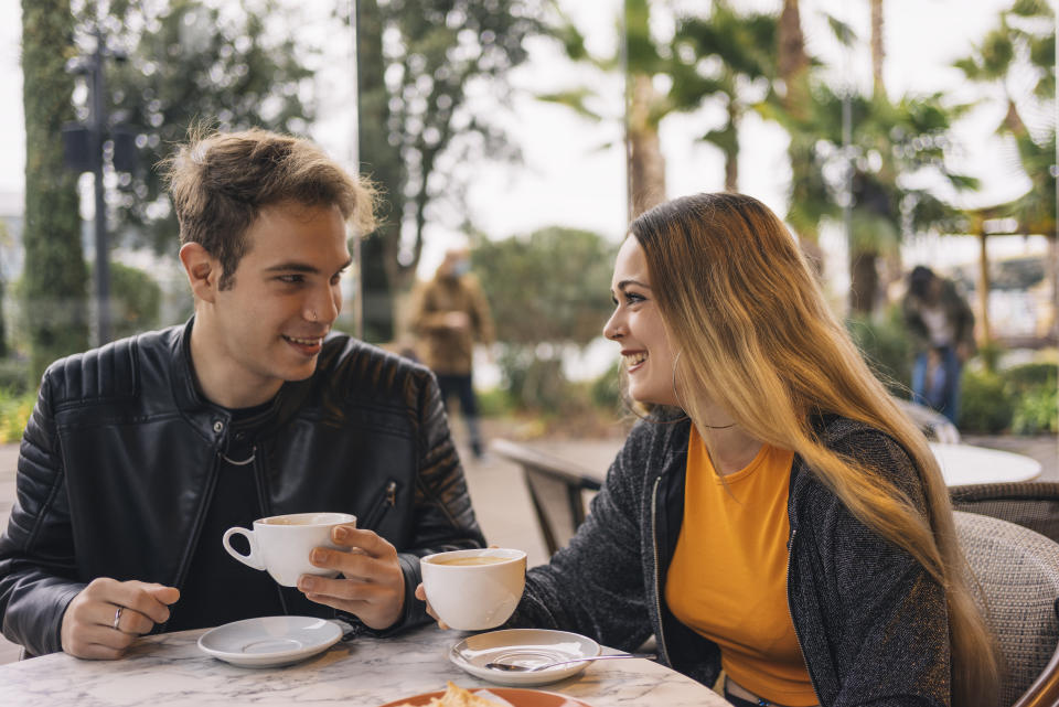 Young couple talking while drinking coffee in a coffee shopEl método del triángulo puede ser solo un complemento en el juego de seducción, pero hay muchos factores que juegan un papel importante en la atracción. (Getty Creative)