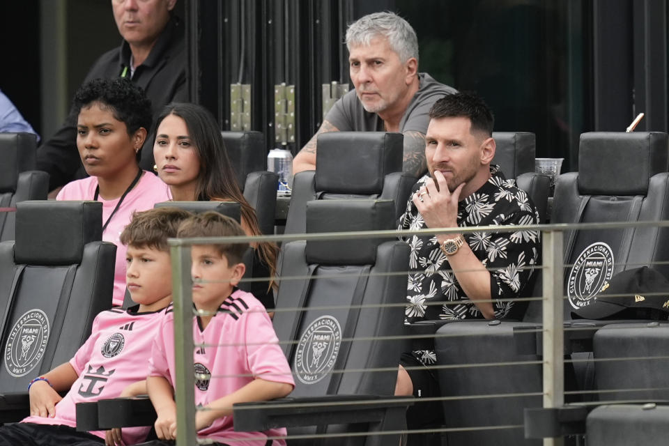 Lionel Messi (derecha) observa desde un palco el partido del Inter Miami contra Montreal en la MLS, el domingo 10 de marzo de 2024, en Fort Lauderdale, Florida. (AP Foto/Rebecca Blackwell)