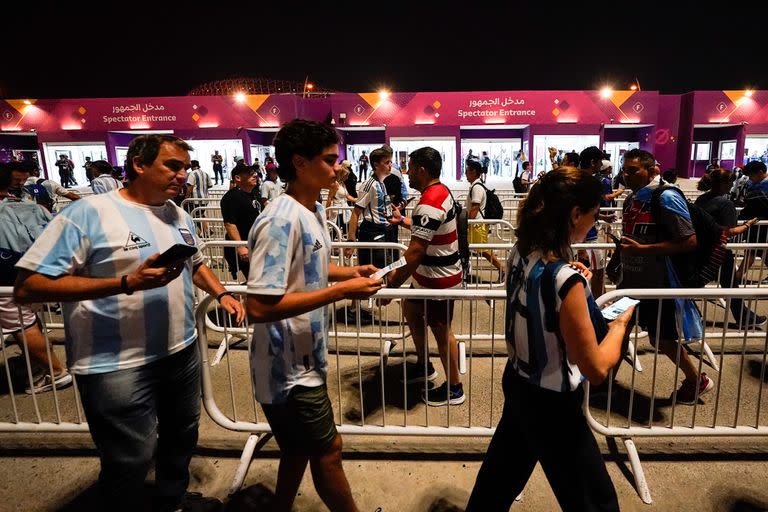 Argentina vs Australia, por los octavos de final de la copa del mundo Qatar 2022, en el Ahmad Bin Ali Stadium Los hinchas argentinos van llegando al Ahmad Bin Ali Stadium