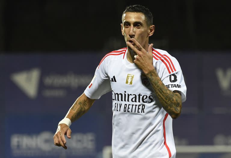 Ángel Di María celebra su gol en la victoria de Benfica sobre Vizela por la Liga de Portugal; el próximo miércoles, el rosarino volverá a actuar por la Champions League.