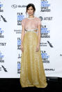 <p>“Crazy Rich”-Star Gemma Chan glänzt in einem glitzernden Two-Tone-Dress. Besonderer Eyecatcher: die Cut-outs an der Taille. </p>