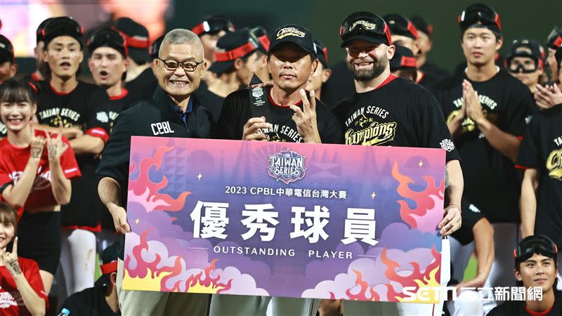 洋投伍鐸獲得台灣大賽優秀球員獎，總教練葉君璋合影超搶戲。（圖／記者劉彥池攝影）